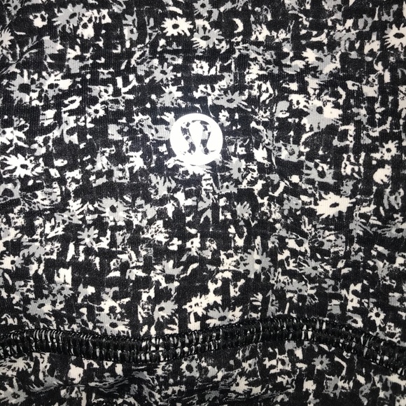 Black and white patterned lululemon leggings - Picture 4 of 5
